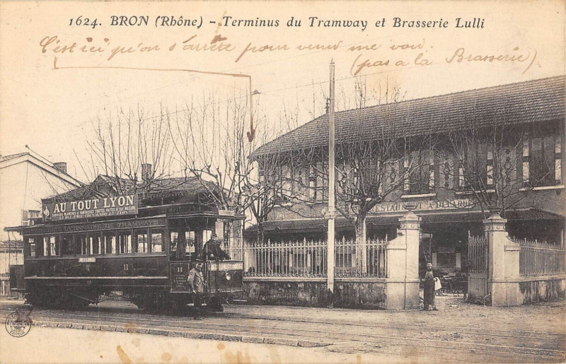 Carte postale ancienne Bron Terminus Du Tramway Et Brasserie Lulli à Bron