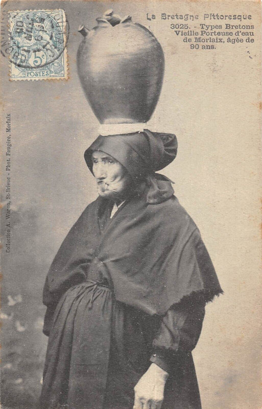 Carte postale ancienne Types Bretons Vieille Porteuse D'Eau De Morlaix Agee De 90 Ans à Morlaix