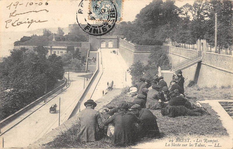 Carte postale ancienne Brest Les Rampes La Sieste Sur Les Talus à Brest