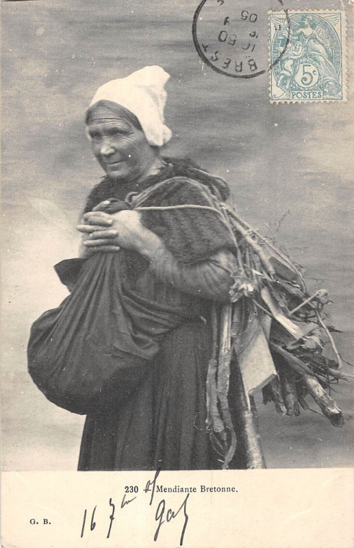 Carte postale ancienne Mendiante Bretonne
