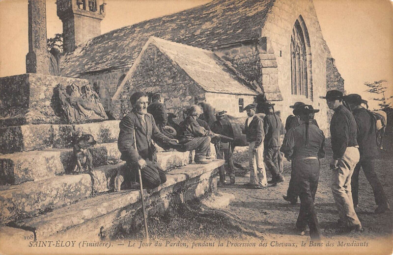 Carte postale ancienne Le Jour du Pardon, pendant la Procession des Chevaux, le Banc des Mendiants à Ploudaniel