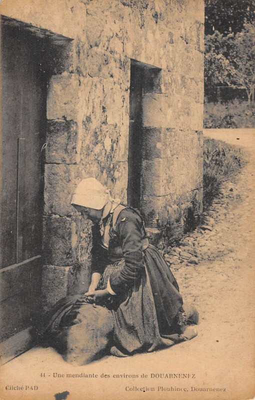 Carte postale ancienne Une Mendiante Des Environs De Douarnenez à Douarnenez