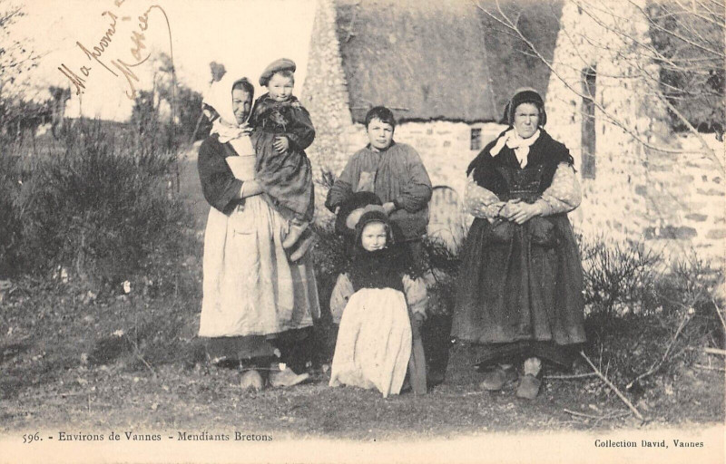 Carte postale ancienne Environs De Vannes Mendiants Bretons à Vannes