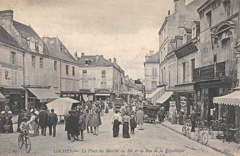 Carte postale ancienne Loches La Place Du Marche Au Ble Et Rue De La Republique à Loches