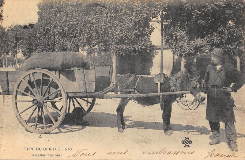 Carte postale ancienne Types Du Centre Un Charbonnier