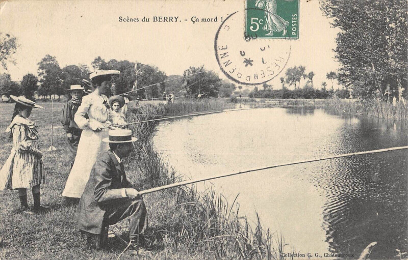 Carte postale ancienne Scene Du Berry Ca Mord Peche A La Ligne