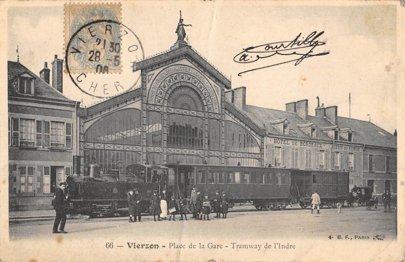 Carte postale ancienne Vierzon Place De La Gare Tramway De L'Indre à Vierzon