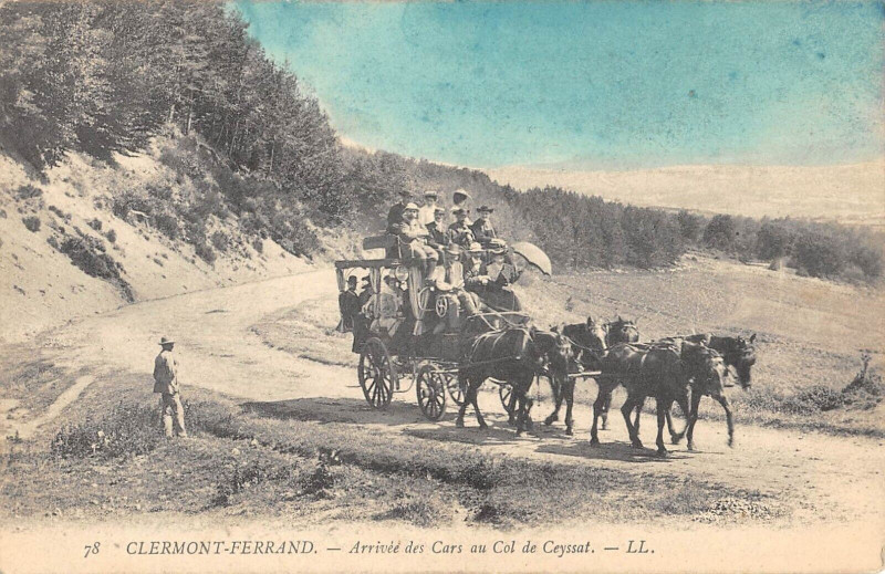 Carte postale ancienne Clermont Ferrand Arrivee Des Cars Au Col De Ceyssat à Ceyssat