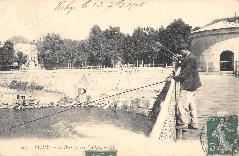 Carte postale ancienne Vichy Le Barrage Sur L'Allier à Vichy