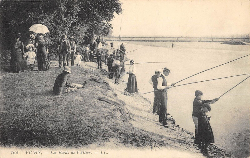 Carte postale ancienne Vichy Bords De L'Allier Peche A La Ligne à Vichy