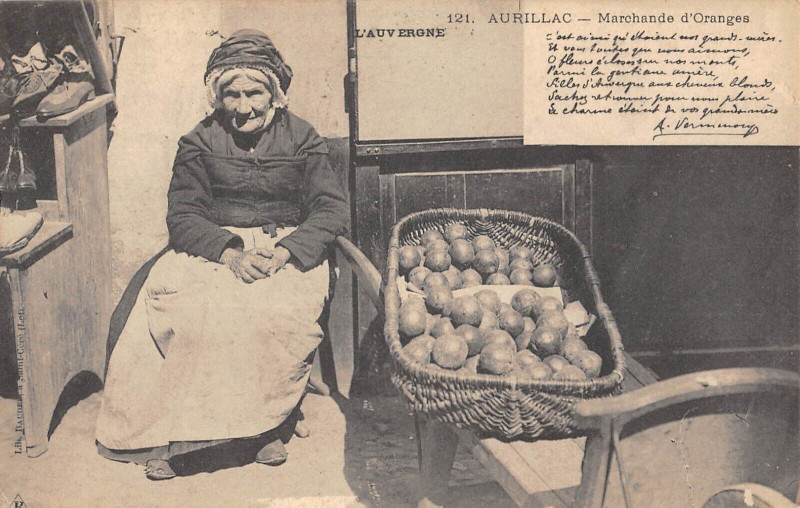 Carte postale ancienne Aurillac Marchande D'Oranges à Aurillac