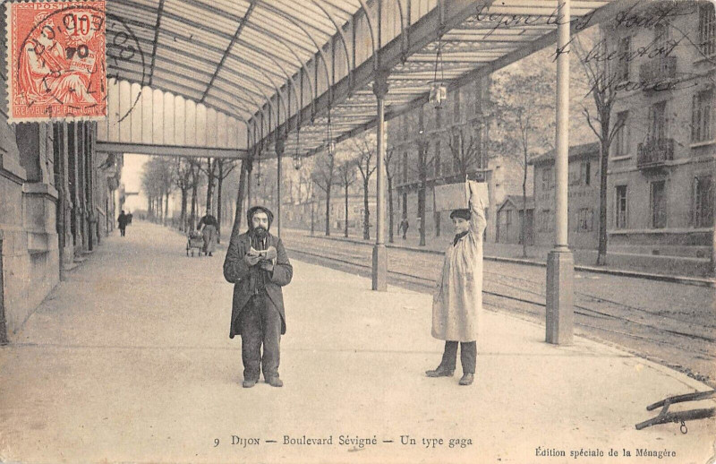 Carte postale ancienne Dijon Boulevard Sevigne Un Type Gaga à Dijon