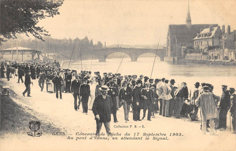 Carte postale ancienne Sens Concours De Peche 1905 Au Pont D'Yonne à Sens