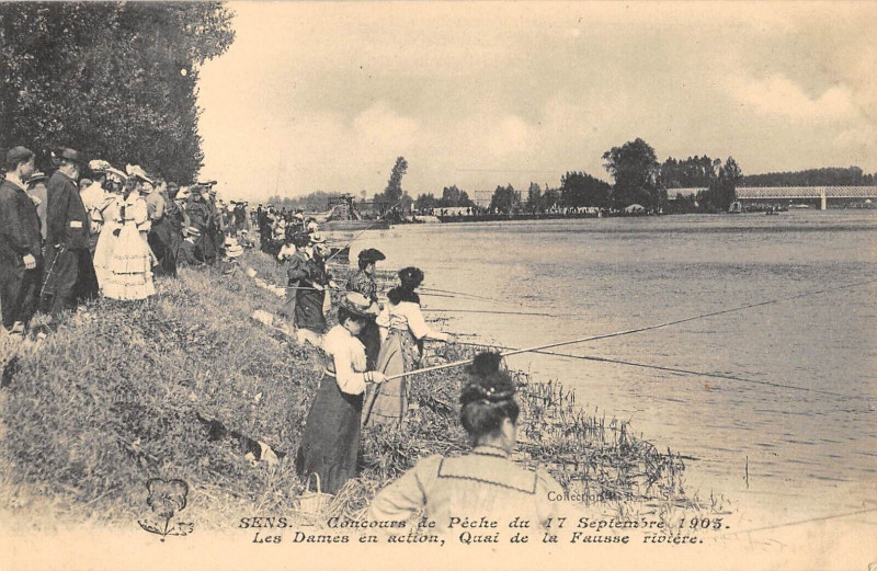 Carte postale ancienne Sens Concours De Peche 1905 Les Dames En Action à Sens