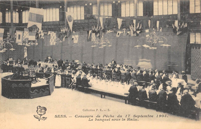 Carte postale ancienne Sens Concours De Peche 1905 Le Banquet Sous La Halle à Sens