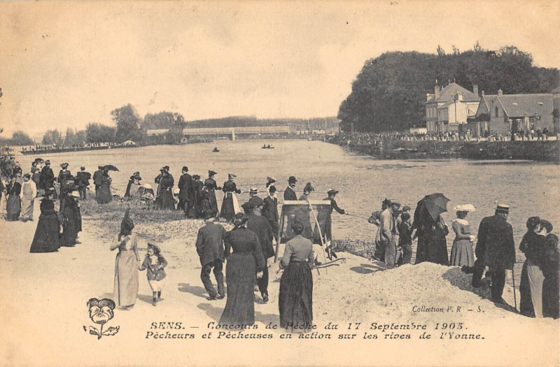 Carte postale ancienne Sens Concours De Peche 1905 Pecheurs Et Pecheuses En Action à Sens