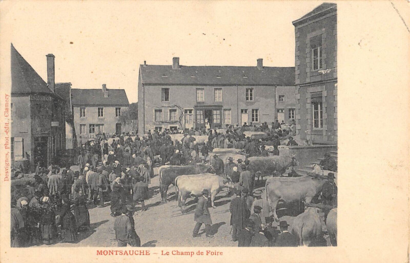 Carte postale ancienne Montsauche Le Champ De Foire