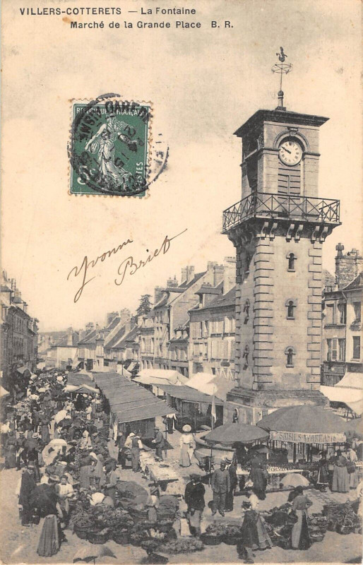 Carte postale ancienne Villers Cotterets La Fontaine Marche De La Grande Place
