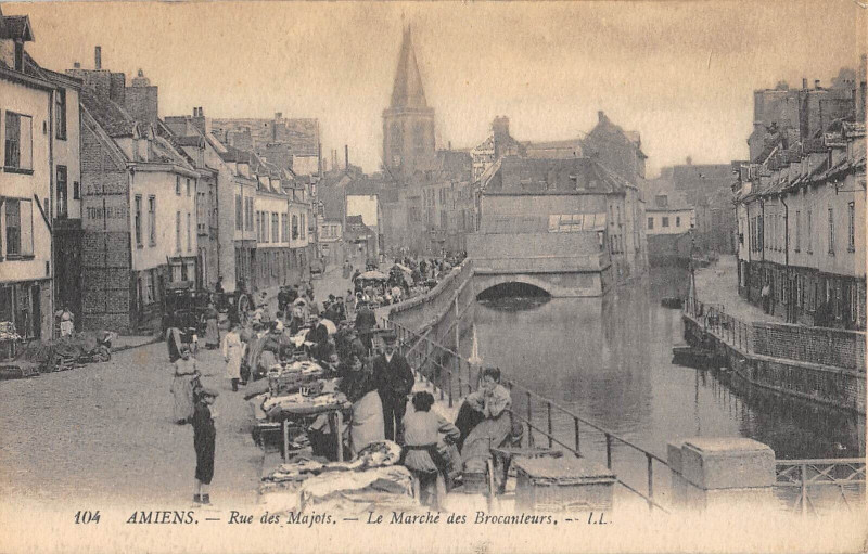 Carte postale ancienne Amiens Rue Des Majots Le Marche Des Brocanteurs à Amiens
