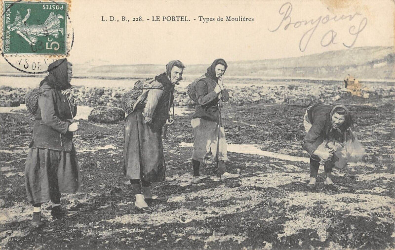 Carte postale ancienne Le Portel Types De Moulieres au Portel