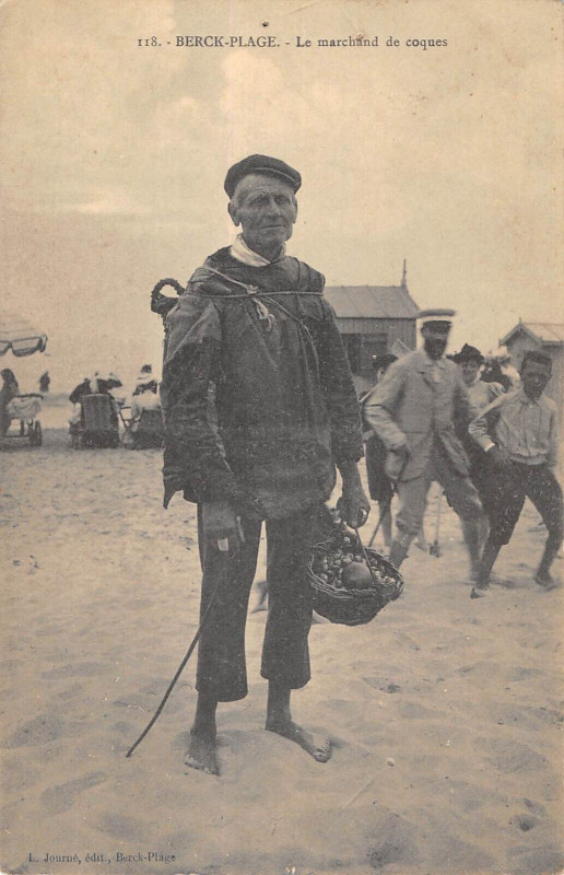 Carte postale ancienne Berck Plage Le Marchand De Coques à Berck