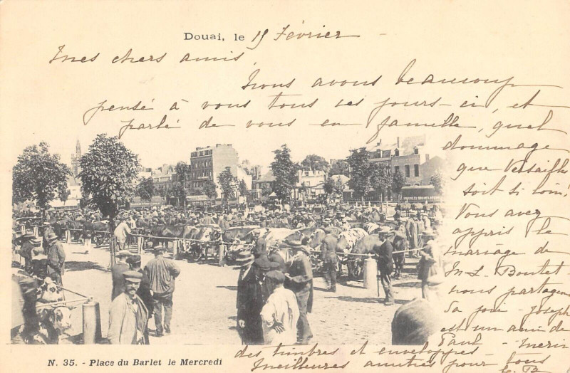 Carte postale ancienne Douai Place Du Berlet Le Mercredi à Douai