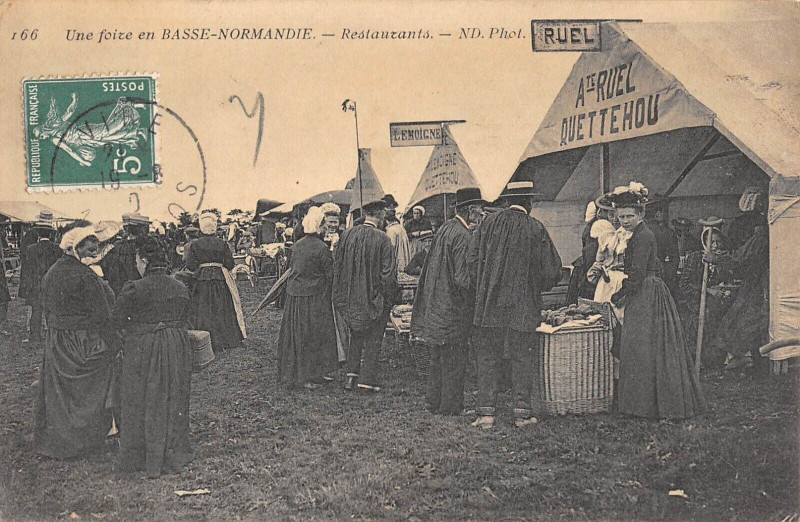 Carte postale ancienne Une Foire En Basse Normandie Restaurants