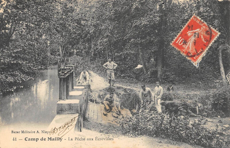 Carte postale ancienne Camp De Mailly La Peche Aux Ecrevisses