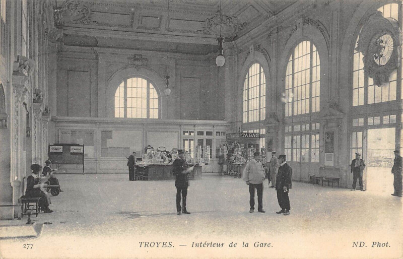 Carte postale ancienne Troyes Interieur De La Gare à Troyes