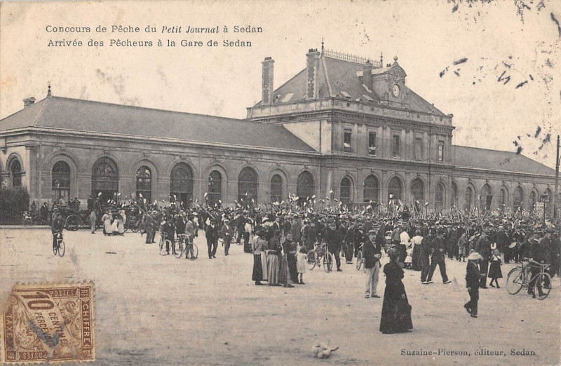 Carte postale ancienne Concours De Peche A Sedan Arrivee Des Pecheurs A La Gare De Sedan à Sedan