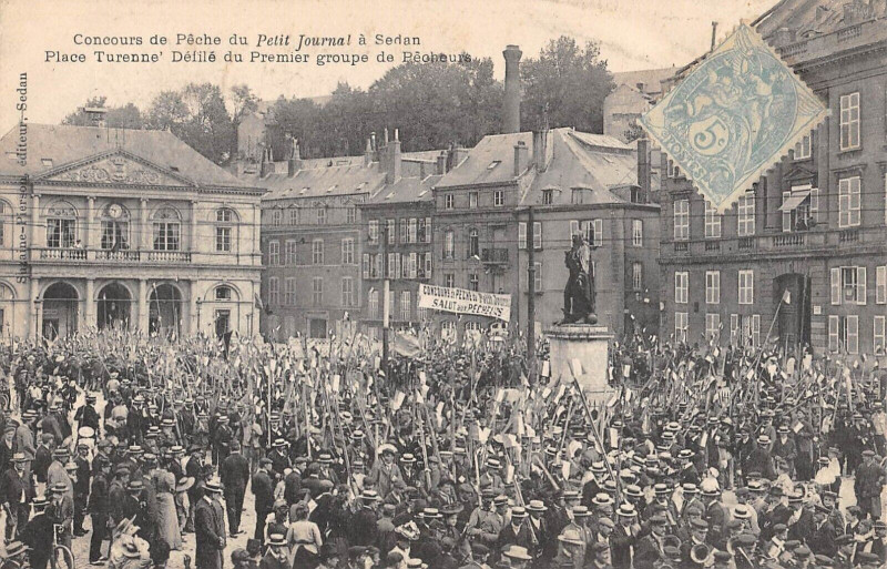 Carte postale ancienne Concours De Peche A Sedan Place Turenne Defile Du 1ER Groupe De Pecheurs à Sedan