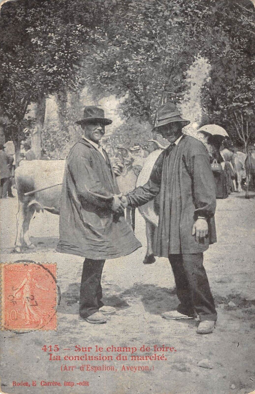 Carte postale ancienne Sur Le Champ De Foire La Conclusion D'Un Marche Arrt D'Espalion Aveyron à Espalion