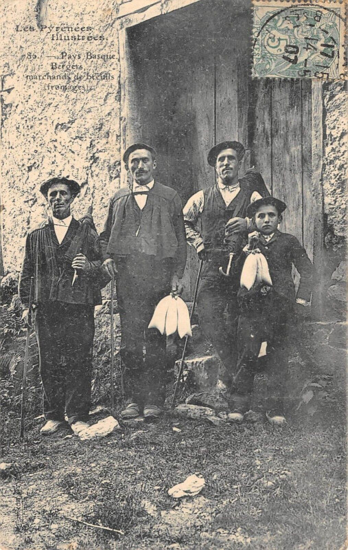 Carte postale ancienne Pays Basque Bergers Marchands De Brebis Fromages à Ger
