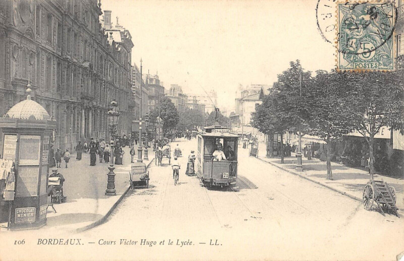 Carte postale ancienne Bordeaux Le Cours Victor Hugo Et Le Lycee à Bordeaux