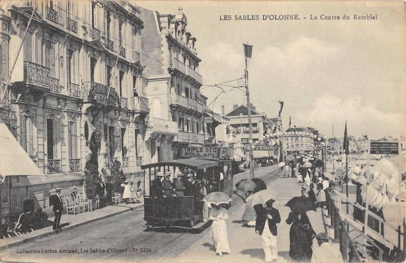 Carte postale ancienne Les Sables D'Olonne Le Centre Du Remblai aux Sables-d'Olonne