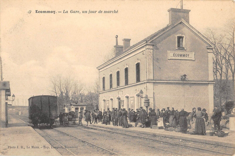 Carte postale ancienne Ecommoy La Gare Un Jour De Marche (Train