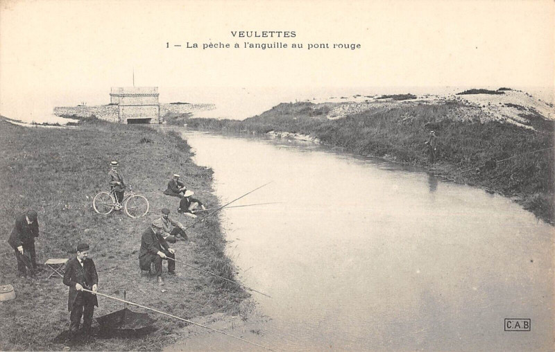 Carte postale ancienne Veulettes La Peche A L'Anguille Au Pont Rouge à Eu