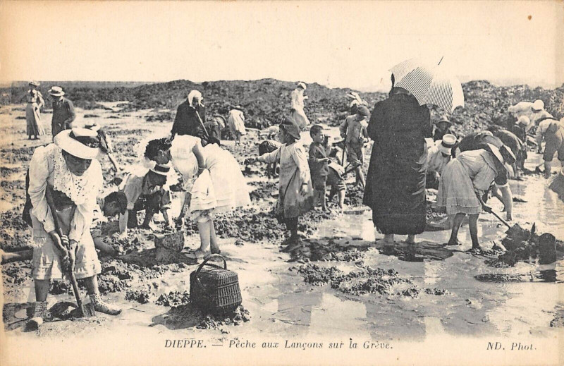 Carte postale ancienne Dieppe Peche Aux Lancons Sur La Greve à Dieppe