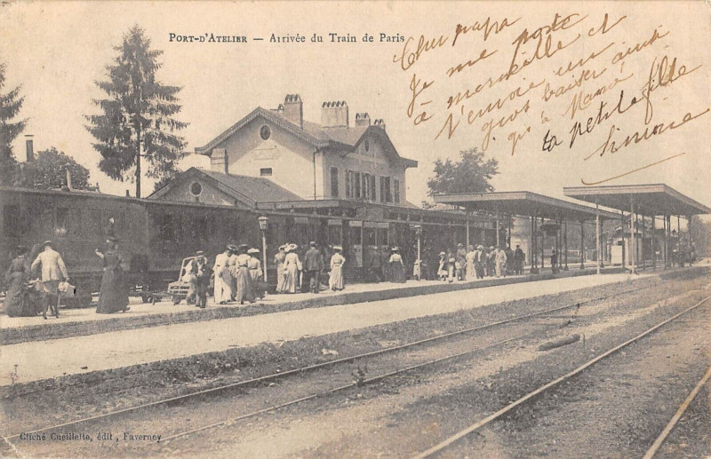 Carte postale ancienne Port D'Atelier Arrivee Du Train De Paris