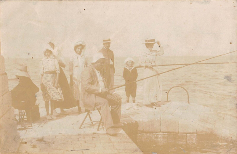Carte postale ancienne Carte Photo Situee Sur L'Ile D'Oleron Pecheur A La Ligne (située au verso