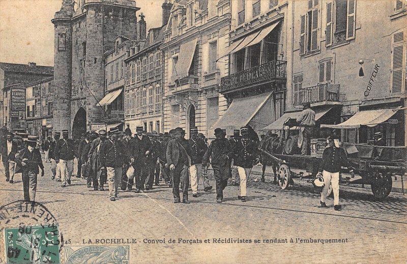 Carte postale ancienne La Rochelle Convoi De Forcats Et Recidivistes Se Rendant A L'Embarquement à La Rochelle