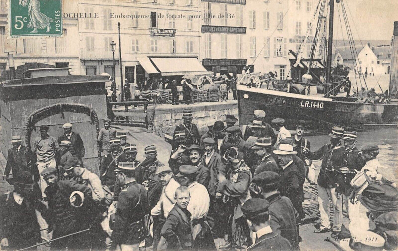 Carte postale ancienne La Rochelle Embarquement De Forcats Pour L'Ile De Re à La Rochelle