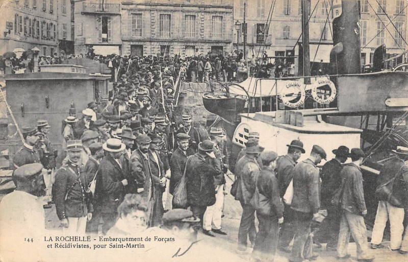 Carte postale ancienne La Rochelle Embarquement De Forcats Et Recidivistes Pour Saint Martin à La Rochelle