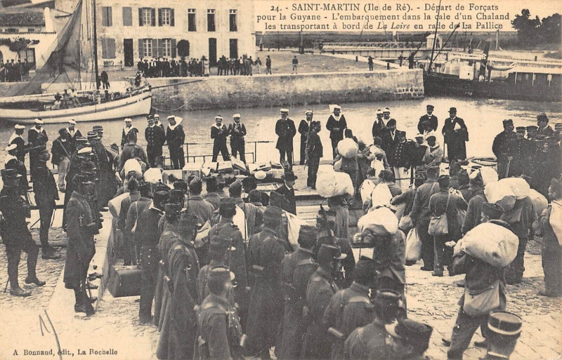 Carte postale ancienne St Martin Depart De Forcats Embarquement Dans La Cale D'Un Chaland Les Tr