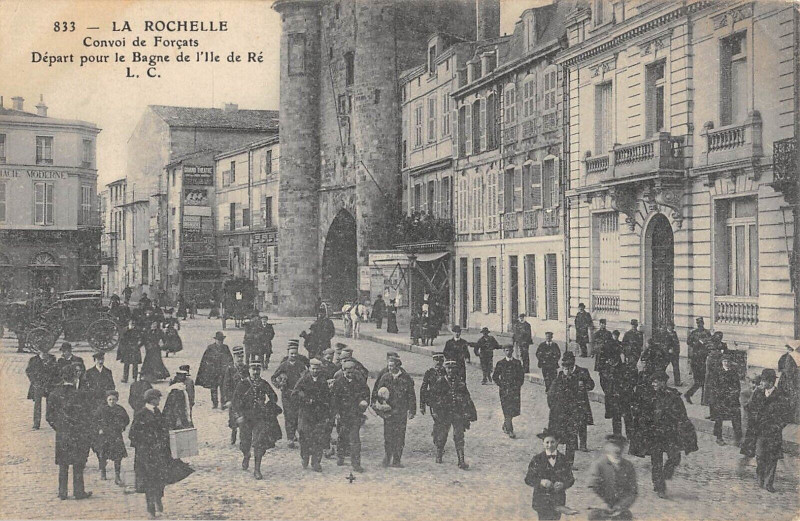 Carte postale ancienne La Rochelle Convoi De Forcats Depart Pour Le Bagne De L'Ile De Re à La Rochelle