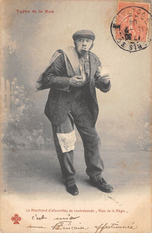 Carte postale ancienne Types De La Rue Le Marchand D'Allumettes De Contrebande Rue De La Regie