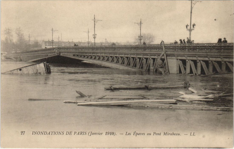 Carte postale ancienne Inondations de Paris (Janvier 1910) - Les Epaves au Pont Mirabeau à Paris 15e
