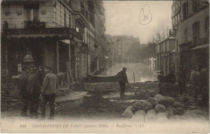 Carte postale ancienne Inondations de Paris - Rue Gros à Paris 16e