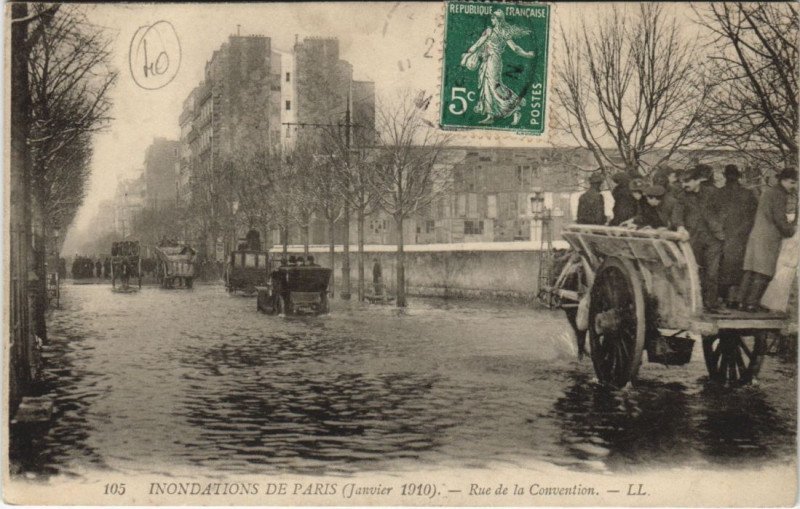 Carte postale ancienne Inondation de Paris (Janvier 1910) - Rue de la Convention à Paris 15e