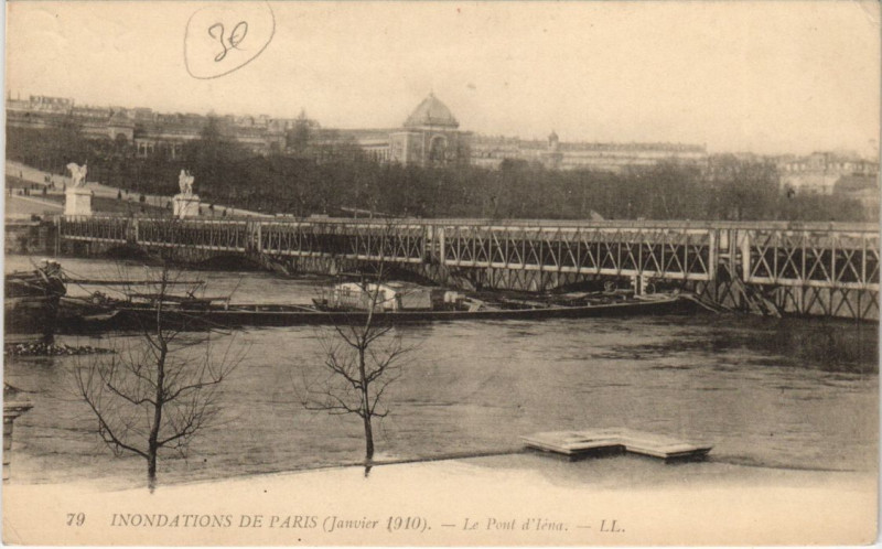 Carte postale ancienne Inondations de Paris (Janvier 1910) - Le Pont d'Iéna à Paris 7e